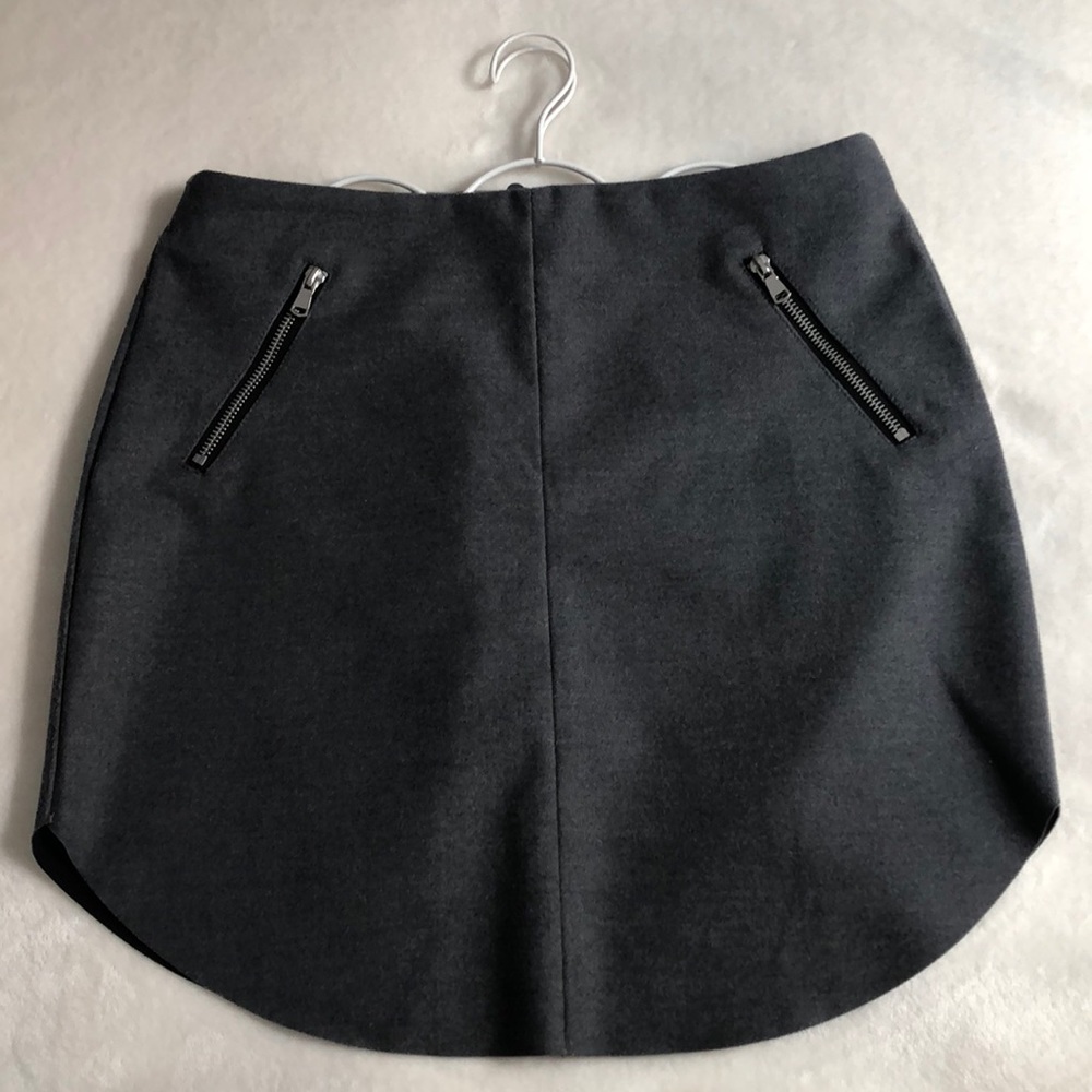 Tight gray skirt zipper embellishment